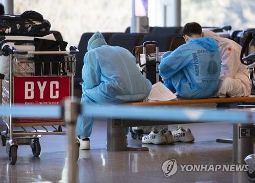 Passengers rest at Incheon International Airport, west of Seoul, on April 6, 2020. (Yonhap)