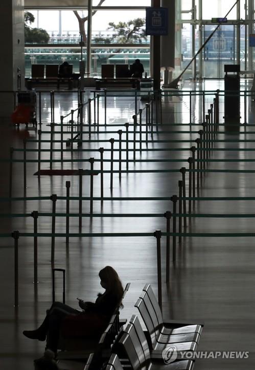 A check-in counter is almost deserted at the departure lobby of Incheon airport, west of Seoul, on March 24, 2020. (Yonhap)