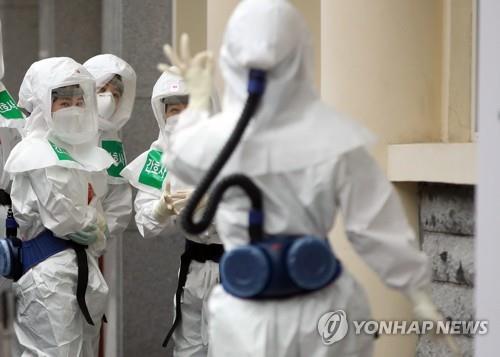 A medical worker gestures toward her colleagues as she enters a special ward for coronavirus patients at Keimyung University Daegu Dongsan Hospital in the southeastern city of Daegu on April 17, 2020. (Yonhap)