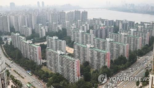 This undated file photo shows an apartment complex in Seoul. (Yonhap) 