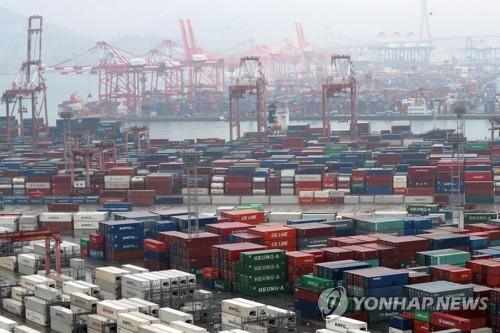 Stacks of import-export cargo containers at South Korea's largest port in Busan, 450 kilometers south of Seoul (Yonhap)