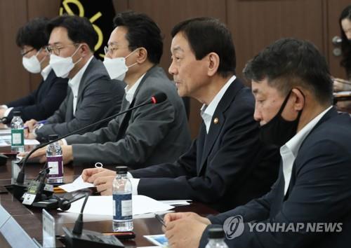 Minister of the Interior and Safety Chin Young (2nd from R) delivers a speech at a meeting to review the payment of emergency disaster relief funds at Seongbuk Ward office in northern Seoul on May 4, 2020. (END)