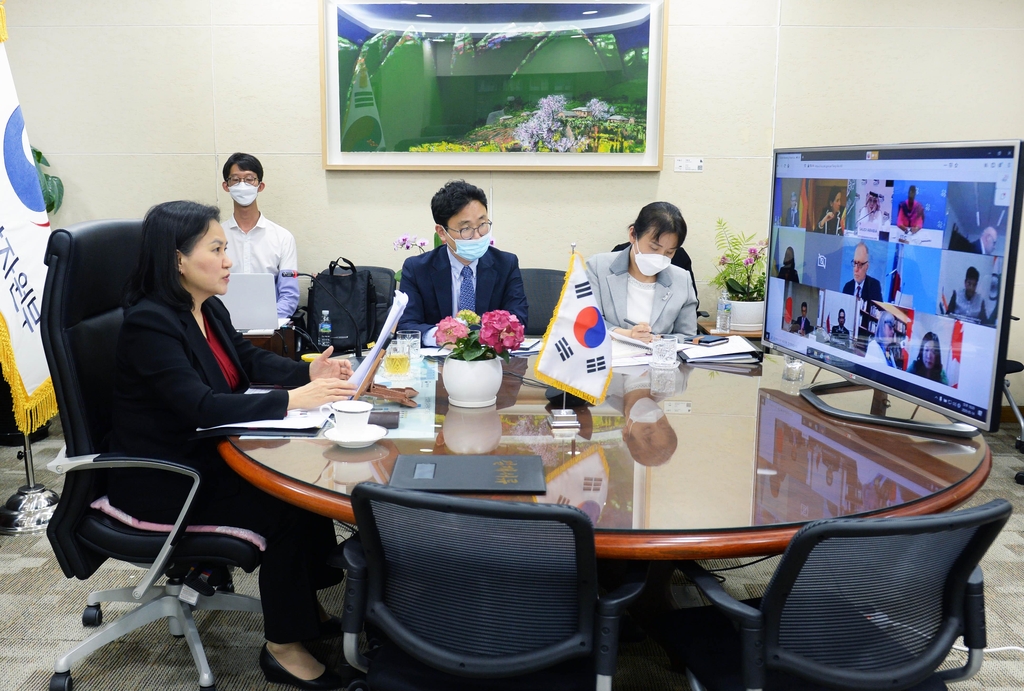 Trade Minister Yoo Myung-hee (L) participates in a virtual meeting with her counterparts from G-20 nations at her office in Sejong, 130 kilometers south of Seoul, on May 14, 2020, in this photo provided by the Ministry of Trade, Industry and Energy. (PHOTO NOT FOR SALE) (Yonhap)