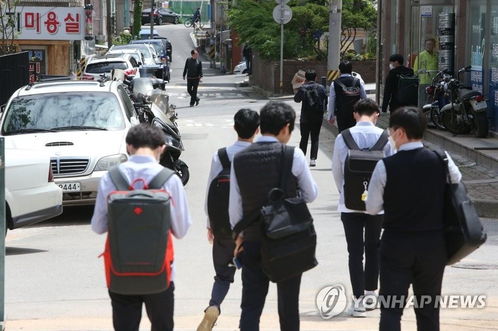 Students return home in the southwestern city of Incheon on May 20, 2020, after two high school students were confirmed to have contracted the novel coronavirus. (Yonhap)