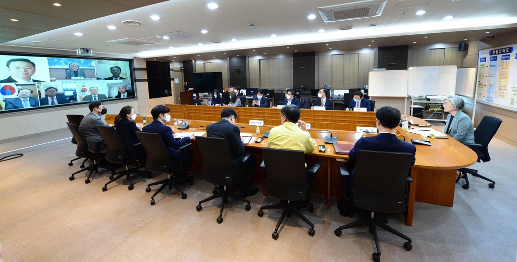 This photo, provided by Seoul's foreign ministry on May 20, 2020, shows Foreign Minister Kang Kyung-wha (R) speaking to chiefs of South Korean missions in the Middle East during a videoconference on anti-virus efforts and other issues. (PHOTO NOT FOR SALE) (Yonhap) 