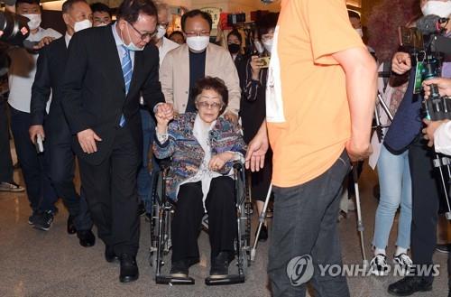 Lee Yong-soo, a former wartime sexual slavery victim, leaves a hotel in Daegu, 302 kilometers southeast of Seoul, after an emotional press conference on May 25, 2020. (Yonhap)