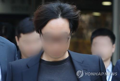 Producer Ahn Joon-young leaves the Seoul Central District Court in handcuffs on Nov. 5, 2019, after attending a court review of his arrest warrant on charges of manipulating the text message-based vote results of "Produce X 101," a fan-voted K-pop competition show that ran on local cable channel Mnet. (Yonhap)