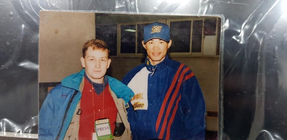 Thomas St. John (L), a former baseball journalist and current university professor teaching South Korean baseball history, stands next to the Japanese baseball player Ichiro Suzuki during the 1997 Korea-Japan Golden Series at Jamsil Baseball Stadium in Seoul, in this photo provided by St. John. (PHOTO NOT FOR SALE) (Yonhap)