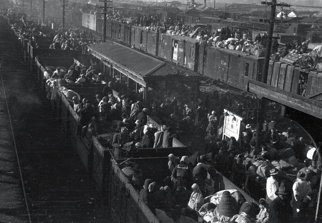 A crowd of refugees ride on trains in a photo taken by the ICRC/REYNIER, Jacques de in Daegu on Dec. 29, 1950. (PHOTO NOT FOR SALE) (Yonhap)