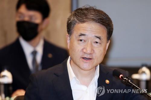 Health and Welfare Minister Park Neung-hoo speaks at a meeting of the National Pension Service's investment management committee at a hotel in Seoul on July 3, 2020. (Yonhap)