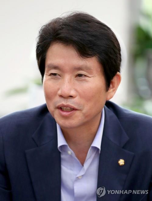 (LEAD)(profile) Four-term ruling party lawmaker named unification minister