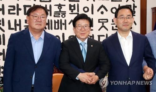National Assembly Speaker, Rep. Park Byeong-seug mediates a meeting between the floor leaders of the Democratic Party and the United Future Party -- Rep. Kim Tae-nyeon and Rep. Joo Ho-young -- on June 28, 2020. (Yonhap)