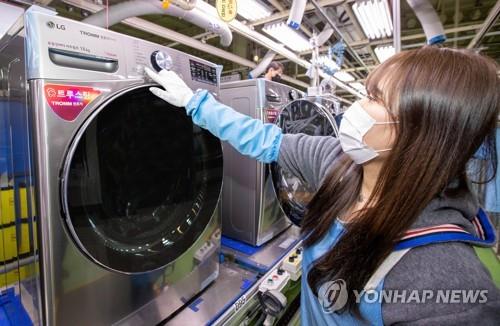 This file photo, provided by LG Electronics Inc. on April 10, 2020, shows an LG worker checking clothes dryers at the company's factory in Changwon, South Korea. (PHOTO NOT FOR SALE) (Yonhap) 