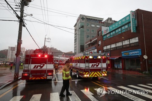 Fire officials and fire trucks are parked outside of a hospital in Goheung, 473 kilometers south of Seoul, where a deadly fire broke out on July 10, 2020. (Yonhap)