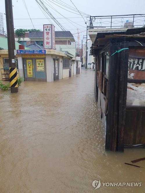 A residential area in Gwangju remains flooded after heavy downpours in the southwestern city in this photo provided by a resident. (PHOTO NOT FOR SALE) (Yonhap)