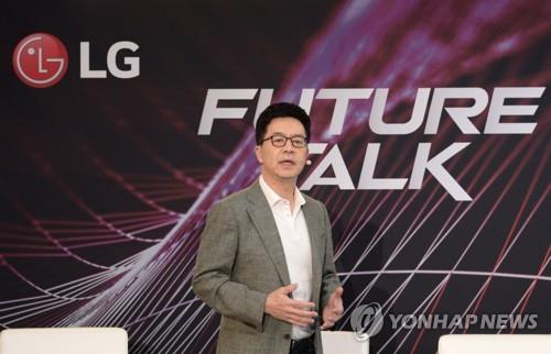 This photo provided by LG Electronics Inc. on Sept. 5, 2019, shows the company's Chief Technology Officer Park Il-pyung at a conference at the IFA 2019 in Berlin. (PHOTO NOT FOR SALE) (Yonhap)