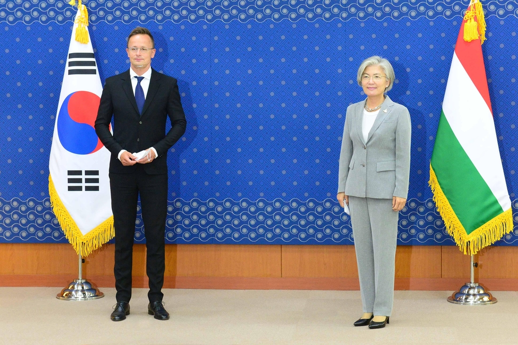 Top diplomats of S. Korea, Hungary discuss bilateral ties amid pandemic