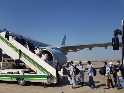 South Korean nationals board a military plane at Baghdad International Airport to return home from coronavirus-hit Iraq on July 23, 2020, in this photo provided the next day by the South Korean Embassy in Iraq. (PHOTO NOT FOR SALE) (Yonhap)