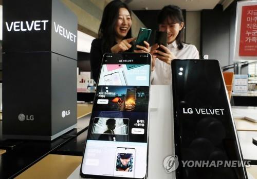 This photo taken on May 19, 2020, shows LG Electronics Inc.'s new smartphone Velvet at a store in Seoul. (Yonhap)