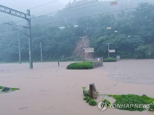 A railway running through Chungju, North Chungcheong Province, is submerged due to heavy rain, in this photo provided by the Korea Railroad Corp. (PHOTO NOT FOR SALE) (Yonhap)