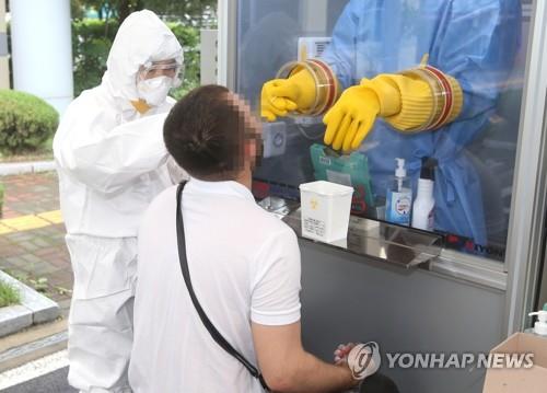 A foreigner undergoes a coronavirus test at a walk-thru clinic in Cheongju, 137 kilometers south of Seoul, on Aug. 5, 2020, as six Uzbeks in the city tested positive for COVID-19 after attending an Islamic religious assembly. (Yonhap) 