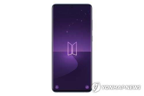This image, provided by Samsung Electronics Co., shows the company's Galaxy S20 Plus BTS Edition smartphone. (PHOTO NOT FOR SALE) (Yonhap)