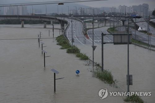 This photo taken Aug. 6, 2020, shows the Dongbu Arterial Road in northeastern Seoul closed as the water level of the Jungnang Stream along the road continued to rise amid heavy downpours. (Yonhap)