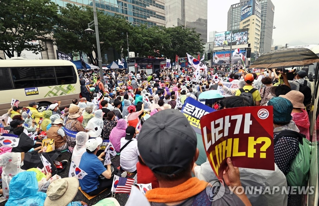Protestors with anti-government signs hold a protest at Gwanghwamun Square in downtown Seoul on Aug. 15, 2020. (Yonhap)