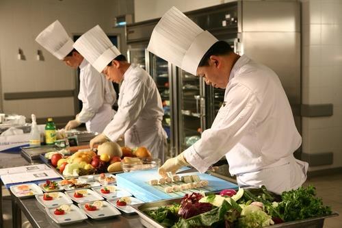 This undated file photo, provided by Korean Air, shows chefs preparing in-flight meals at the Korean Air Catering Center in Incheon, just west of Seoul. (PHOTO NOT FOR SALE) (Yonhap)