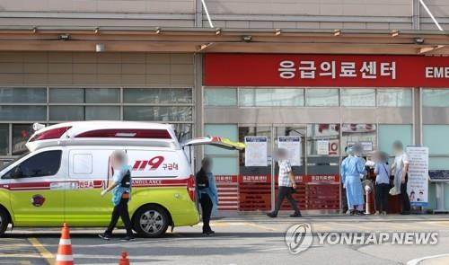 Citizens walk in front of a general hospital in Seoul on Aug. 26, 2020. (Yonhap) 