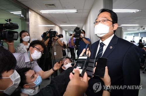 Choi Dae-zip, the chief of the Korea Medical Association, responds to reporters' querries on Sept. 3, 2020. (Yonhap) 