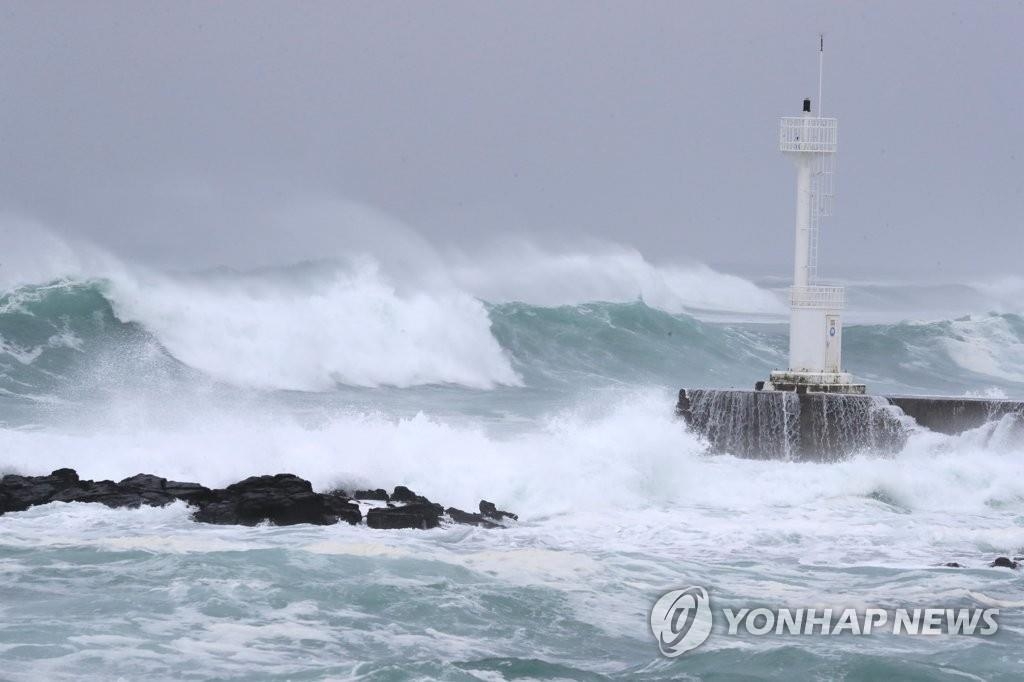 Waves roar in waters off the coast of Jeju Island on Sept. 6, 2020, as Typhoon Haishen approaches the peninsula. (Yonhap)