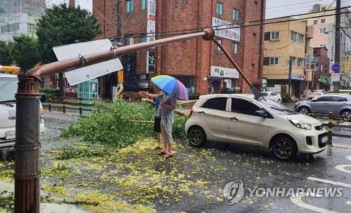 A street lamp snaps due to powerful winds in Changwon, South Gyeongsang Province, in this photo provided by a reader on Sept. 7, 2020. (PHOTO NOT FOR SALE) (Yonhap)