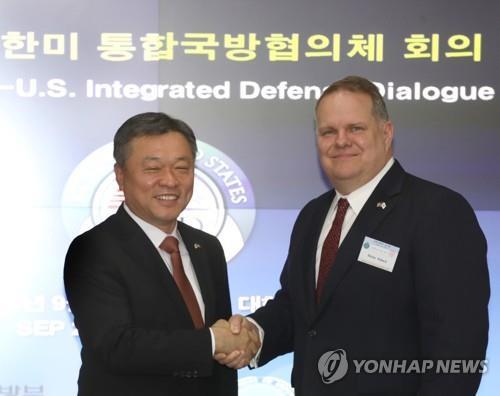 In this file photo, taken on Sept. 26, 2019, South Korean Deputy Defense Minister Chung Suk-hwan (L) and Heino Klinck, U.S. deputy assistant secretary of defense for East Asia, pose for a photo as they hold the 16th Korea-U.S. Integrated Defense Dialogue at the defense ministry in Seoul to discuss regional security and other pending alliance issues. (Yonhap)