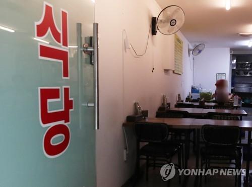 A restaurant in the famous Myeongdong shopping district in central Seoul is empty during lunch hours on Sept. 11, 2020, amid Level 2.5 social distancing rules in place. (Yonhap) 