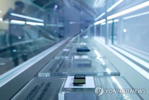 This file photo shows semiconductors and image sensors on display at Samsung Electronics PR hall in southern Seoul. (Yonhap)
