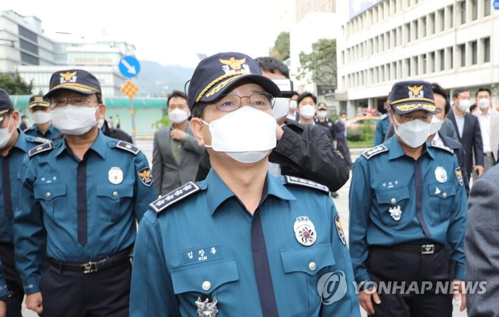 The undated file photo shows Kim Chang-yong (C), commissioner general of the National Police Agency. (Yonhap)