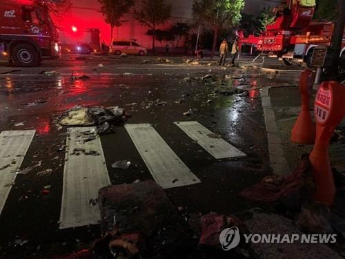 Debris from a 33-story apartment building in Ulsan is scattered on nearby streets on Oct. 9, 2020. (Yonhap)