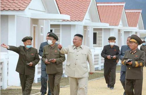 (LEAD) N. Korean leader visits typhoon recovery area in South Hamgyong Province