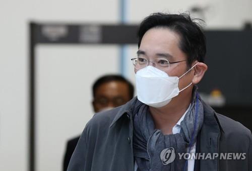 Samsung Electronics Vice Chairman Lee Jae-yong arrives at Gimpo International Airport in Seoul following his business trip to Europe on Oct. 14, 2020. (Yonhap)
