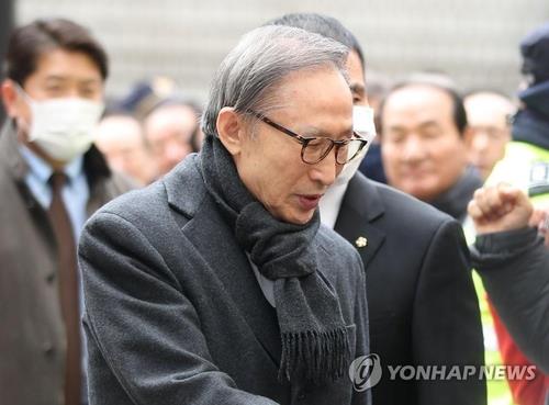 The file photo, taken Feb. 19, 2020, shows former South Korean President Lee Myung-bak greeting his supporters before attending his trial at the Seoul High Court. (Yonhap)