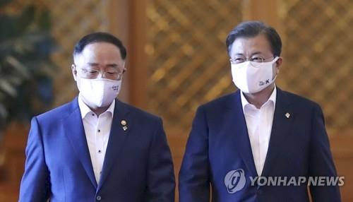 This file photo shows President Moon Jae-in (R) and Finance Minister Hong Nam-ki. (Yonhap)