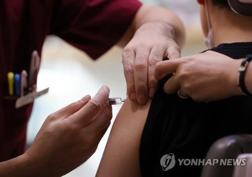 This undated file photo shows a flu shot being administered. (Yonhap) 