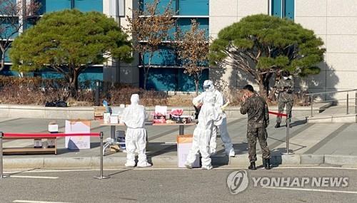 Medical workers and military officers prepare for a drive-thru center for the new coronavirus inside the defense ministry compound in Seoul on Nov. 11, 2020. (Yonhap) 