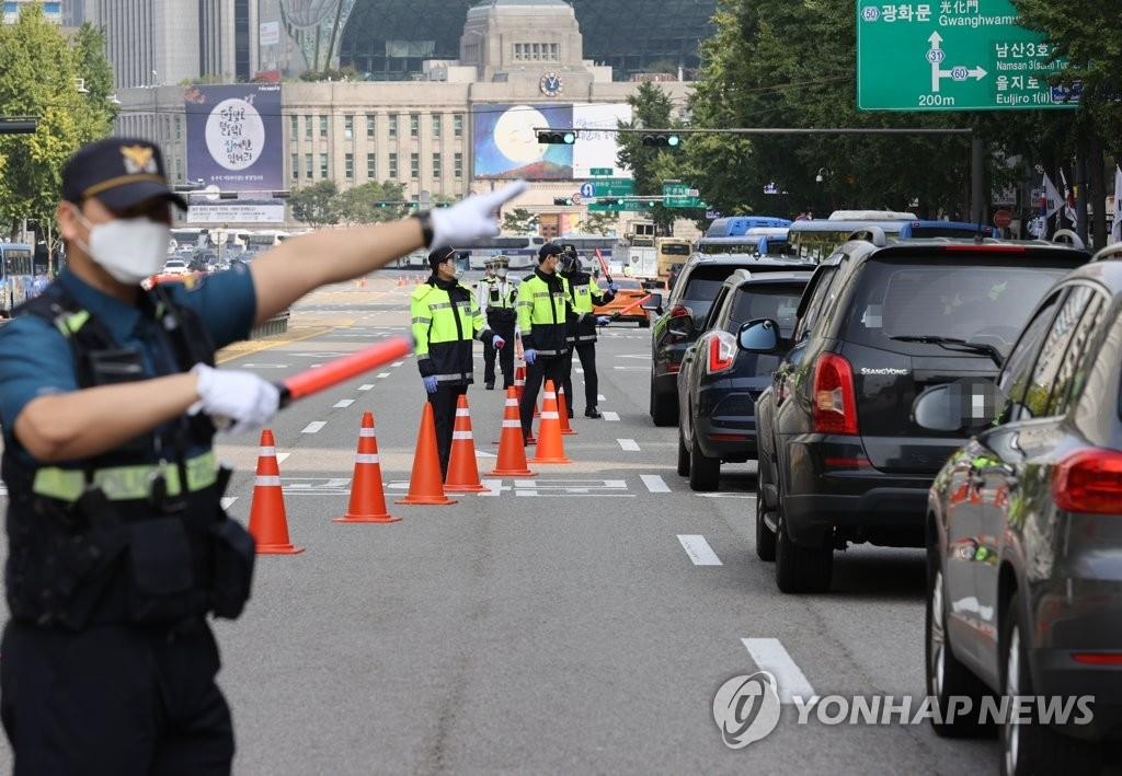This file photo shows police checking vehicles heading to Gwanghwamun Square in central Seoul on Oct. 3, 2020, in an effort to prevent sudden illegal rallies amid the virus outbreak. (Yonhap)