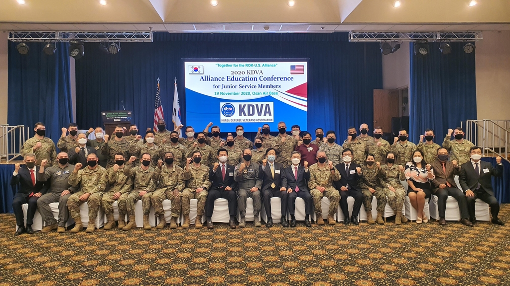 American service members and officials pose for a photo after a conference on the Korea-U.S. alliance held at Osan Air Base in the city of Pyeongtaek, Gyeonggi Province, and hosted by the Korea Defense Veterans Association (KDVA) on Nov. 19, 2020, in this photo provided by the association. (PHOTO NOT FOR SALE) (Yonhap)