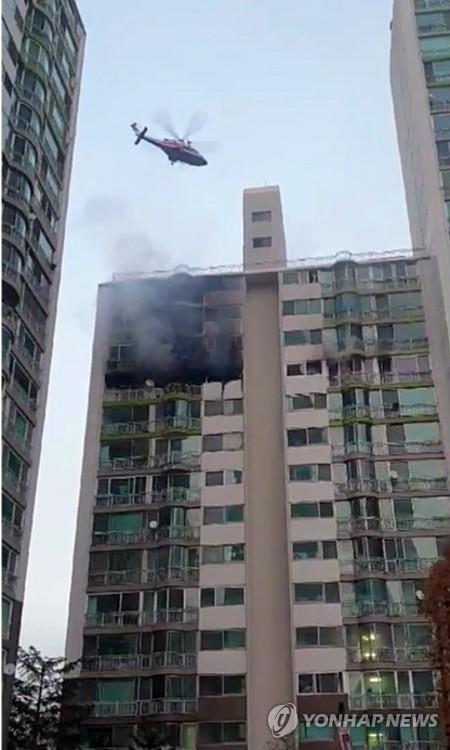 (LEAD) Four killed, seven injured in apartment building fire in Gunpo