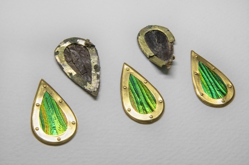 This photo, provided by the Gyeongju National Research Institute of Cultural Heritage on Dec. 7, 2020, shows jewel beetle ornaments that were found at Tomb No. 44 at Jjoksaem in Gyeongju, South Korea, and their replicas made for reference. (PHOTO NOT FOR SALE) (Yonhap)