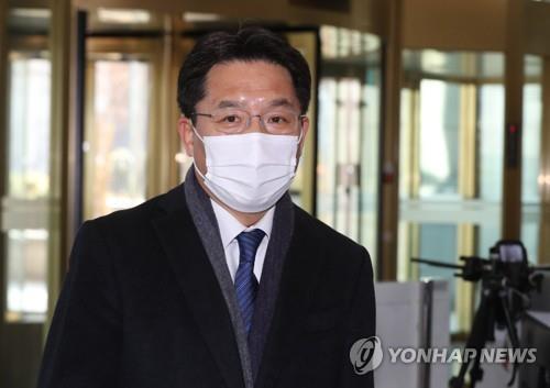 This photo, taken on Dec. 21, 2020, shows Noh Kyu-duk, South Korea's new chief nuclear envoy, entering the foreign ministry in Seoul. (Yonhap)