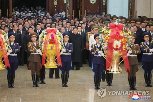 North Korean leader Kim Jong-un (C) and delegates to a congress of the Workers' Party pay tribute at the Kumsusan Palace of the Sun in Pyongyang on Jan. 1, 2021, in this Korean Central News Agency photo. (For Use Only in the Republic of Korea. No Redistribution) (Yonhap)